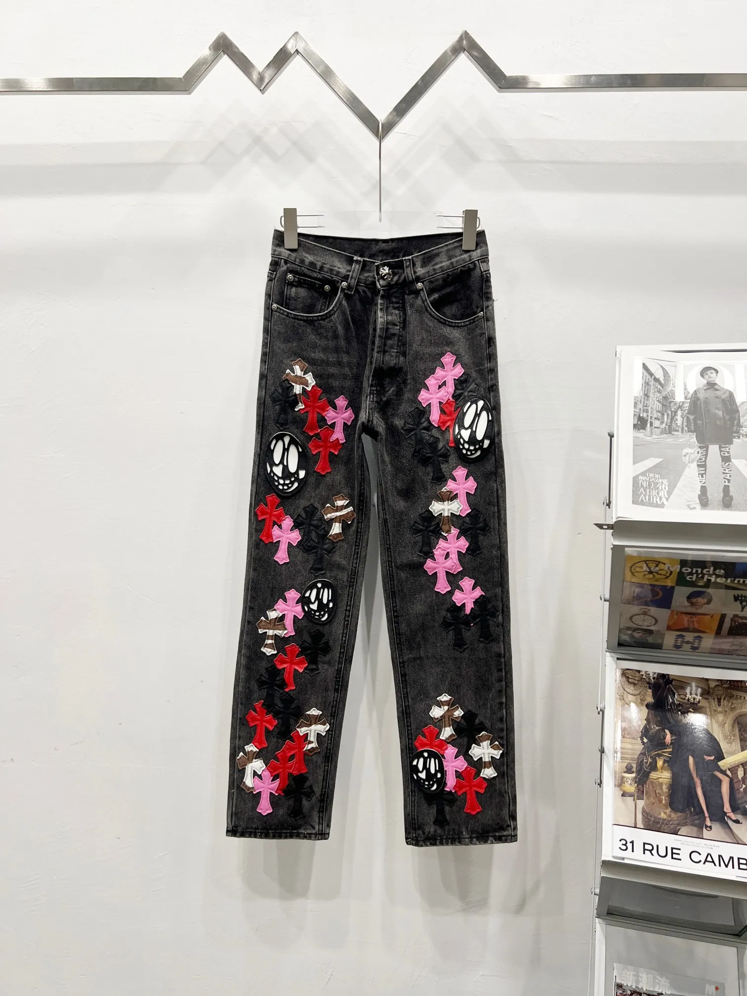 P290 Style No.: (C005) Chrome Hearts & CH Chrome Hearts three-color leather grimace element rapper Nomi's same cross jeans. Really restores the ultimate vintage texture. Special Italian cowhide print and then cut. Customized sheepskin three-layer thick line leather. The whole body is spliced in heavy water washing process. Craftsmen hand-splash ink. You can see the details. Three-dimensional cutting version. Loose and comfortable, not picky on the figure. Look taller and slimmer. Factory precision work. Original factory quality control. Same style for men and women. Can be matched with couples. Versatile recommendation. Must-have jeans for all seasons. Color: black Size: 28-30-32-34-36